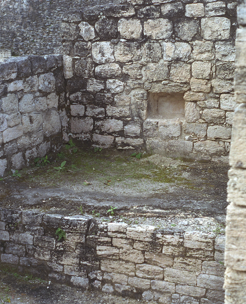 Becán: Bench with niche