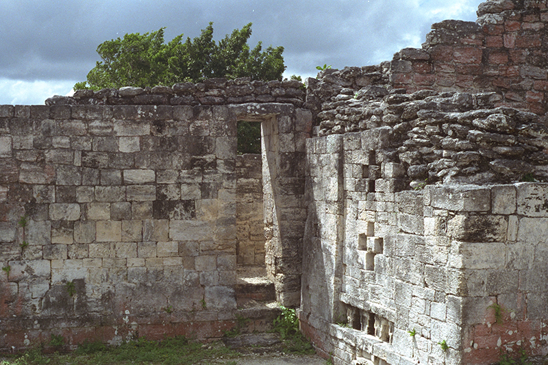 Becán: Doorway to rooms surrounding the enclosed courtyard atop Structure IV
