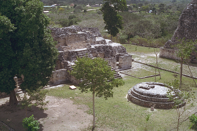 Becán: Structure III