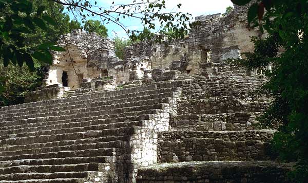 Structure III at Calakmul, a well-preserved Early Classic palace-like building