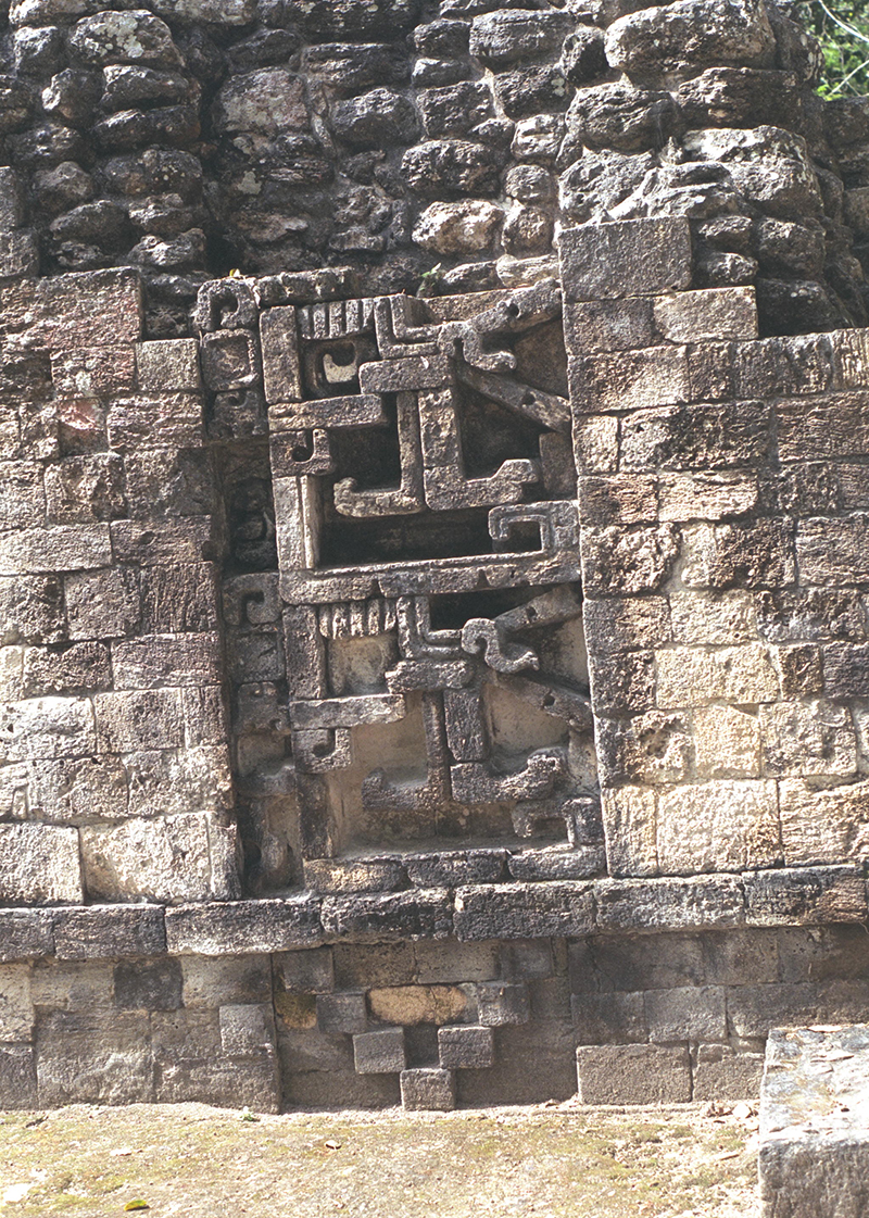 Chicanná, Str. VI: Western abstract serpent panel