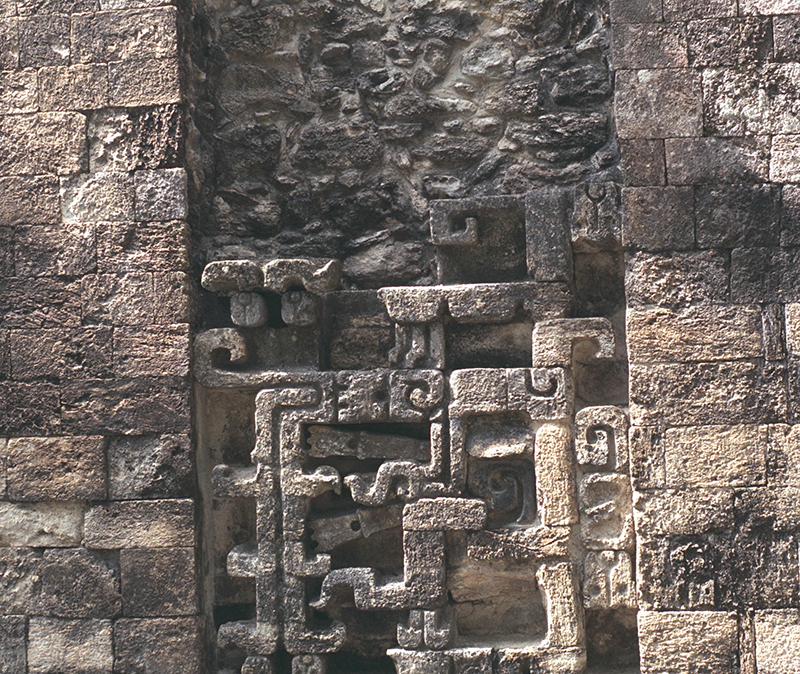 Chicanná, Str. VI: Central abstract serpent panel