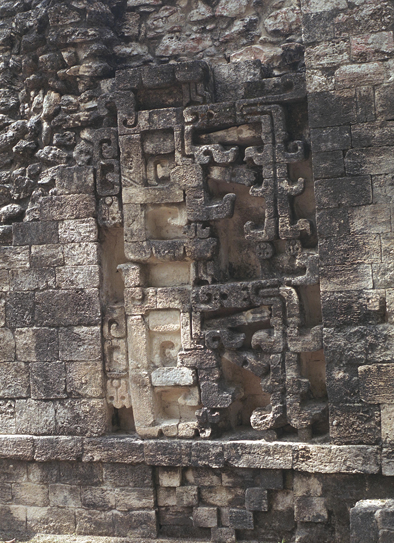 Chicanná, Str. VI: Eastern abstract serpent panel