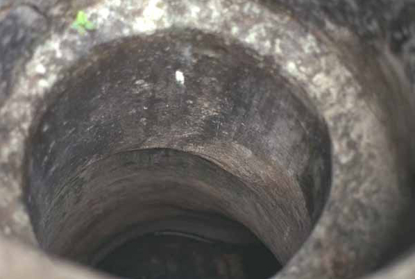 Chicanná, view of the mouth of a chultun showing the interior lined with stucco