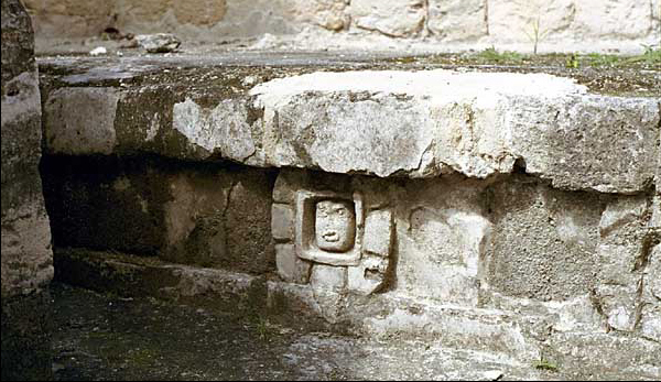 Chicanná, Structure XX Benches