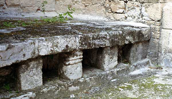 Chicanná, Structure XX Benches