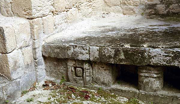 Chicanná, Structure XX Benches