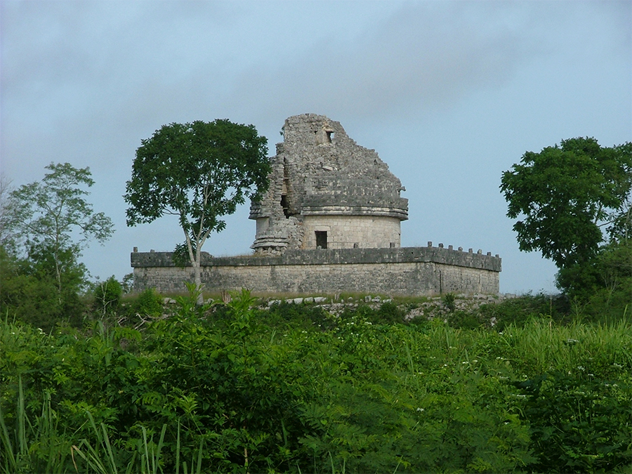 Modern photo of El Caracol seen from the east (back)