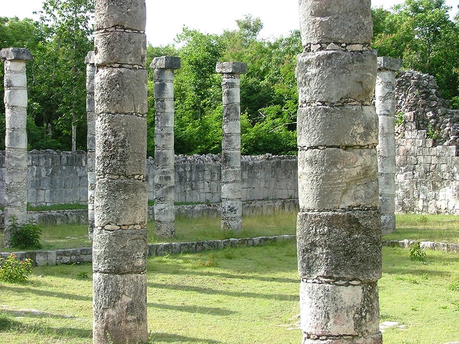 Columns surrounding a pation in El Mercado