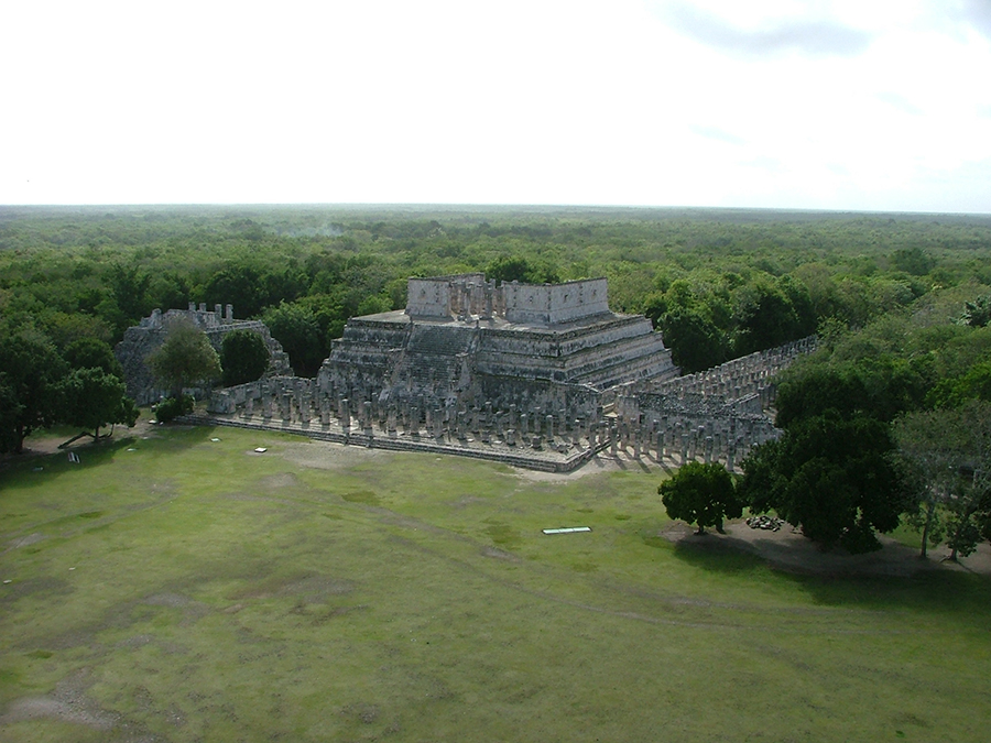 Chichén Itzá: Photo of Temple of the Warriors and Group of 1000 Collumns taken from El Castillo