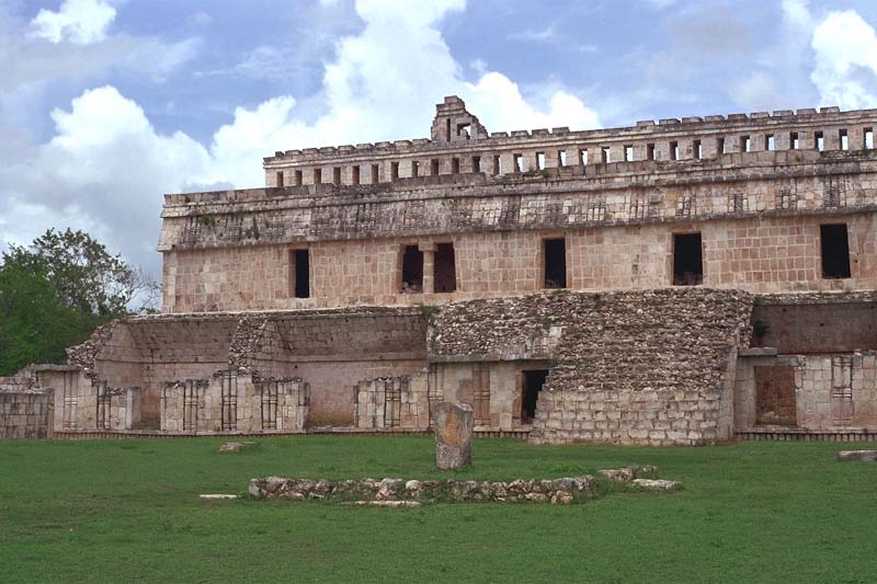 Detail of columns and colonnettes on El Palacio