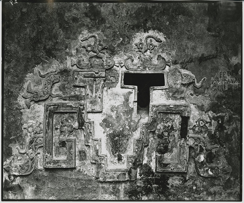 Maudslay’s 1890-91 photo of stucco decoration on the back wall of House B