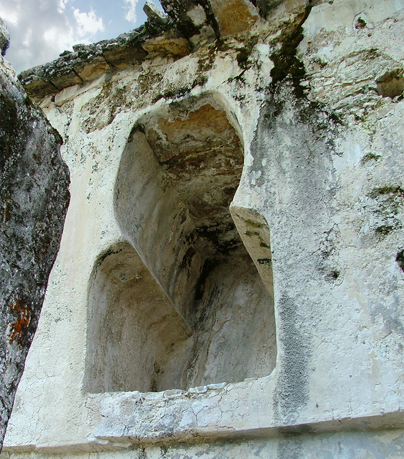 Keyhole shaped niches and architectural cutouts in Palace House A